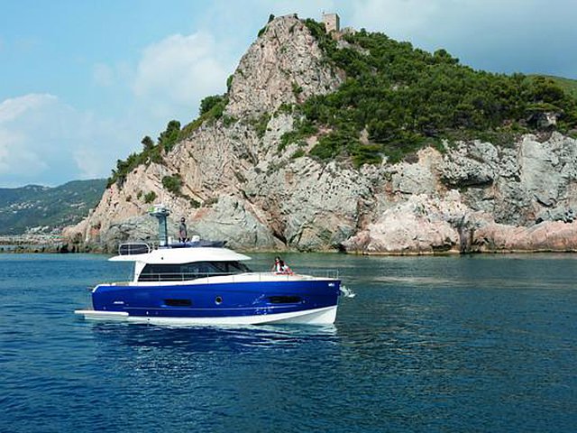 2015 Azimut Magellano Photo