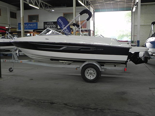 2015 Bayliner 185 Bowrider Photo