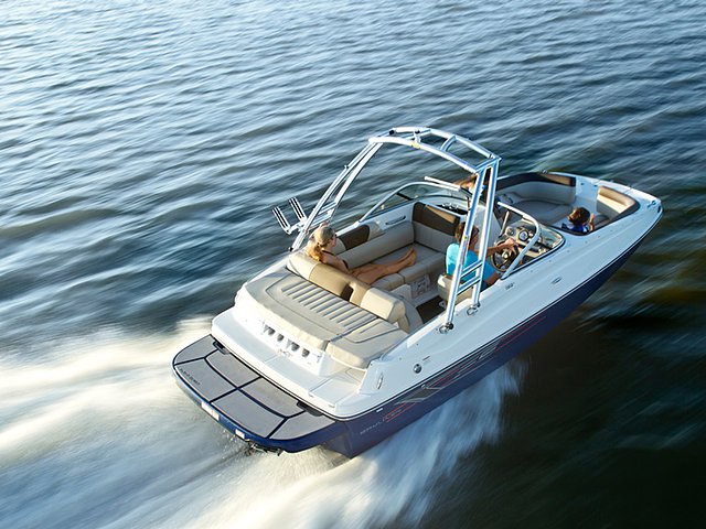 2015 Bayliner 195 Deck Boat Photo