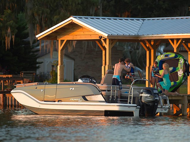 2015 Bayliner Element Xr7 Photo
