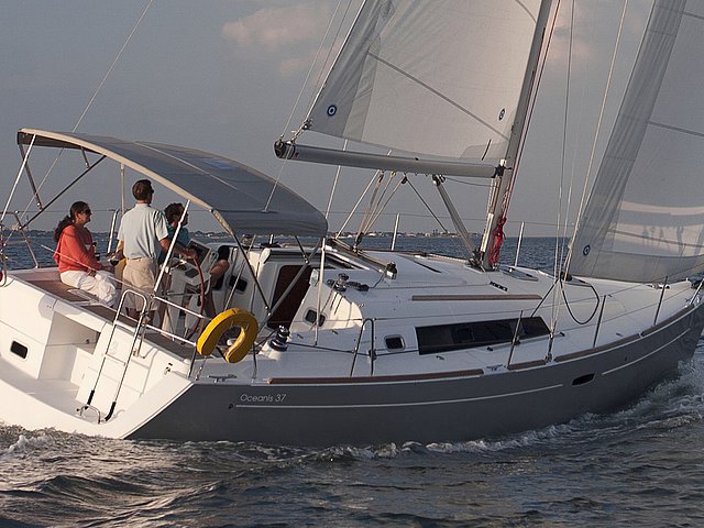 2015 Beneteau 37 Photo
