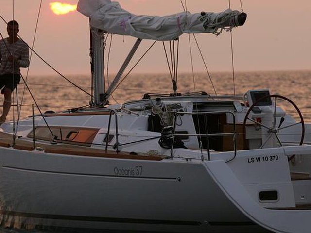 2015 Beneteau 37 Pe Photo