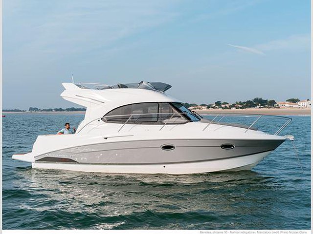 2015 Beneteau Antares 30 Fly Photo