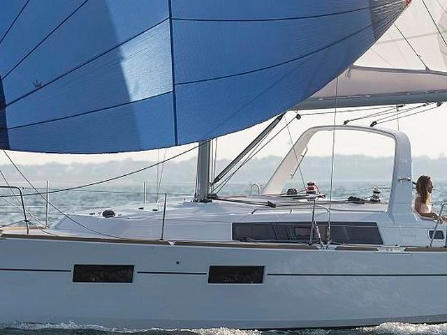 2015 Beneteau Oceanis 35 Photo