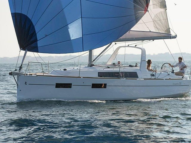 2015 Beneteau Oceanis 35 Photo