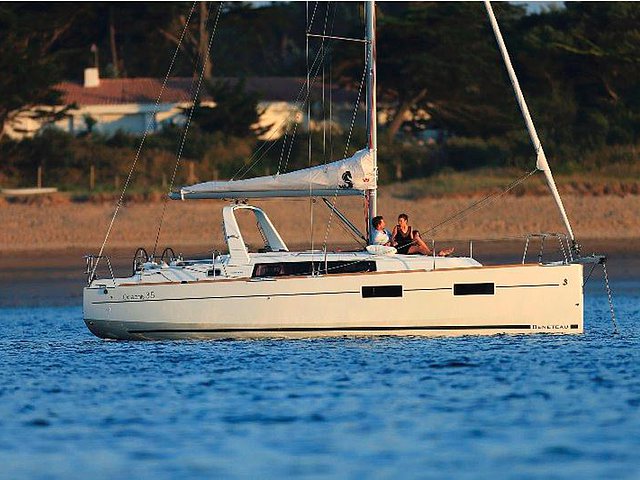 2015 Beneteau Oceanis 35 Photo