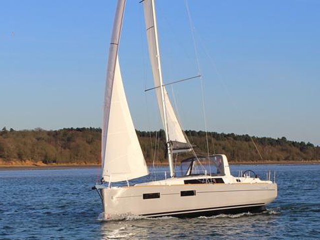 2015 Beneteau Oceanis 35 Photo