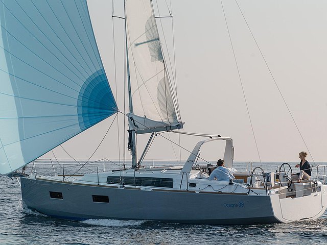 2015 Beneteau Oceanis 38 Photo