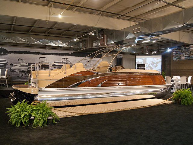 2015 Bennington 2575qcw Mahogany Edition Photo
