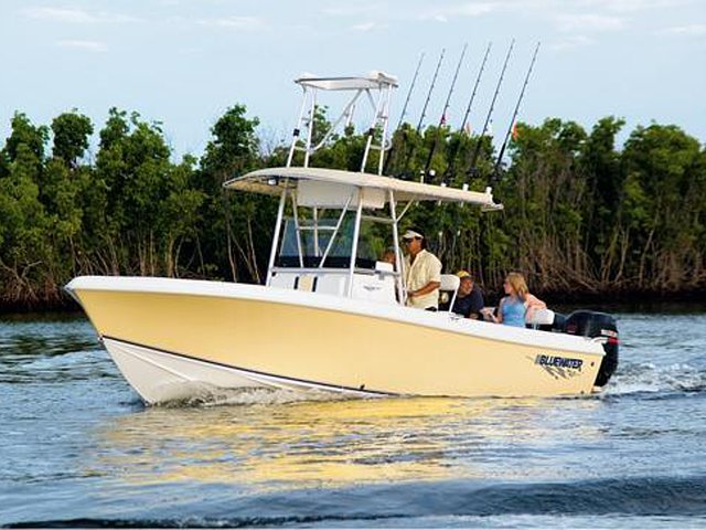 2015 Bluewater 2350 Center Console Photo