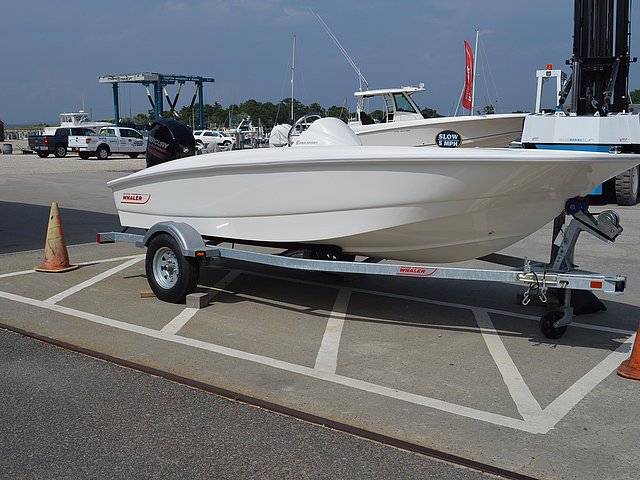 2015 Boston Whaler 150 Super Sport Photo