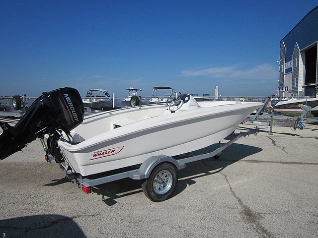 2015 Boston Whaler 150 Super Sport Photo