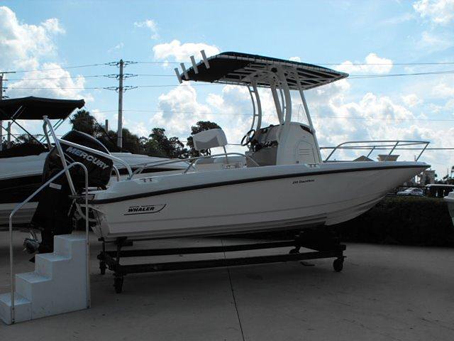 2015 Boston Whaler 210 Dauntless Photo