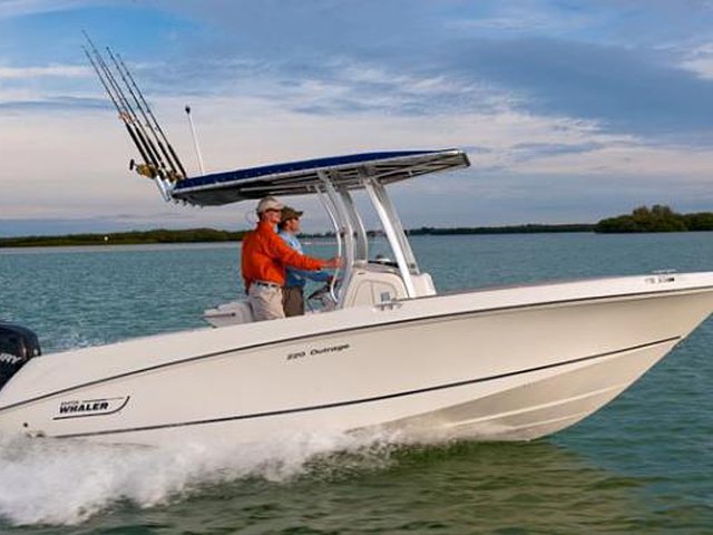 2015 Boston Whaler 220 Outrage Photo