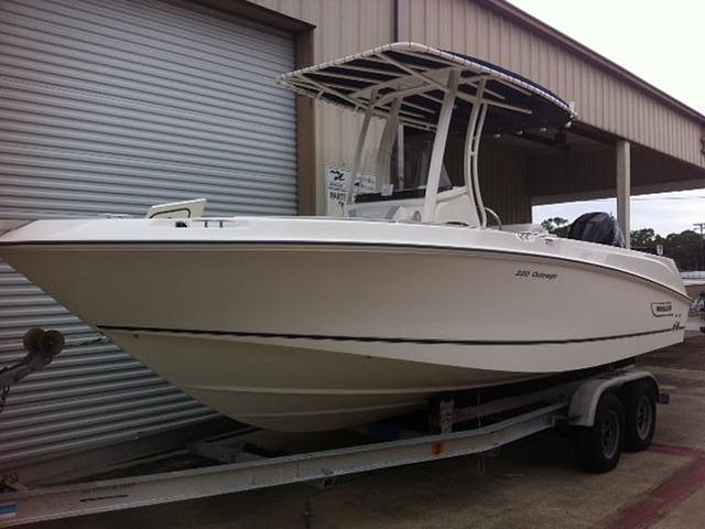 2015 Boston Whaler 220 Outrage Photo