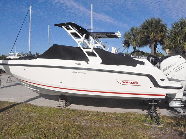 2015 Boston Whaler 230 Vantage Photo