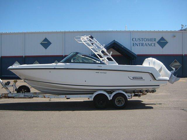 2015 Boston Whaler 230 Vantage Photo