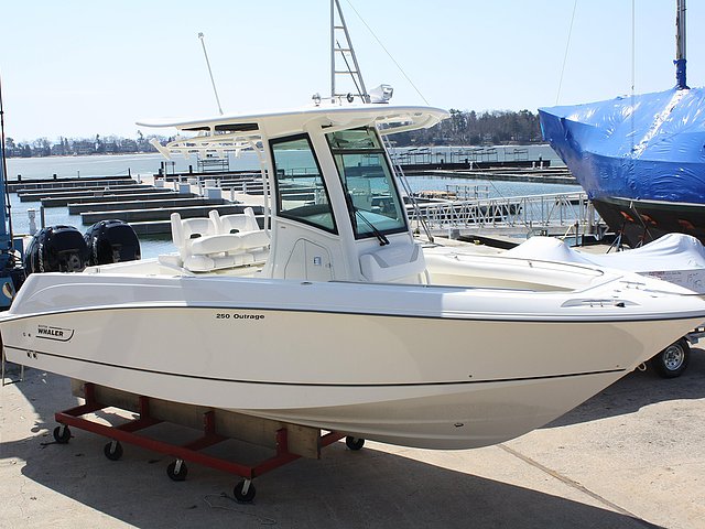 2015 Boston Whaler 250 Outrage Photo