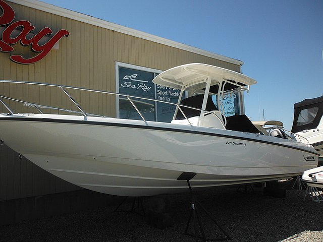 2015 Boston Whaler 270 Dauntless Photo