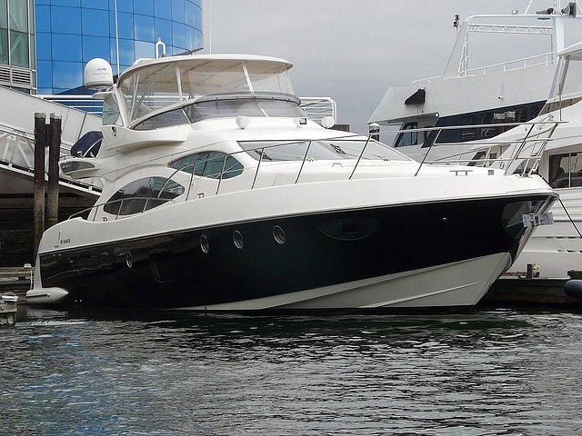 2010 Azimut 68e Photo