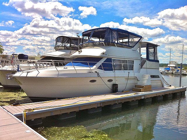 1997 Carver 405 Aft Cabin Photo