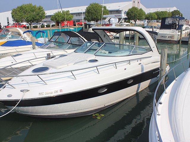 2010 Crownline 330 Cr Photo